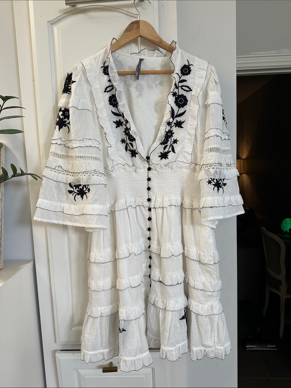 ANTHROPOLOGIE Embroidered Ruffled Mini Dress Sz L White Cotton Floral Boho VNeck - Picture 6 of 11